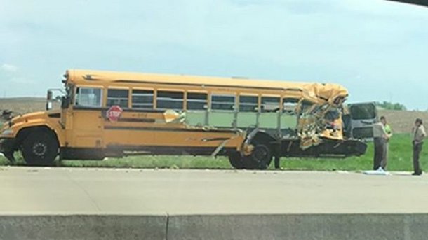 В США под грузовик попал школьный автобус: есть пострадавшие