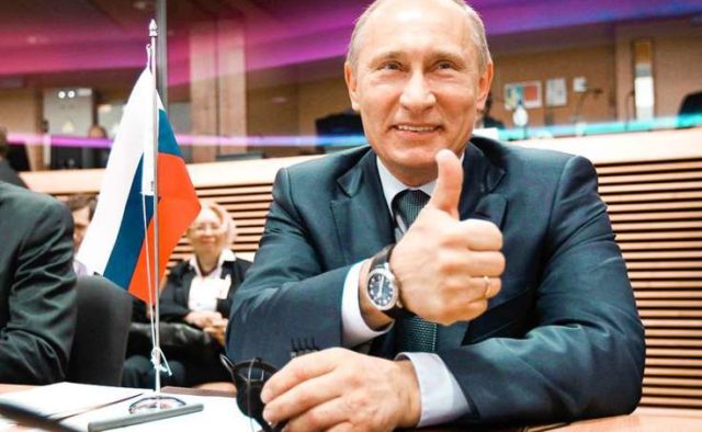Весь мокрый: стало известно, к кому Путин ходит по ночам