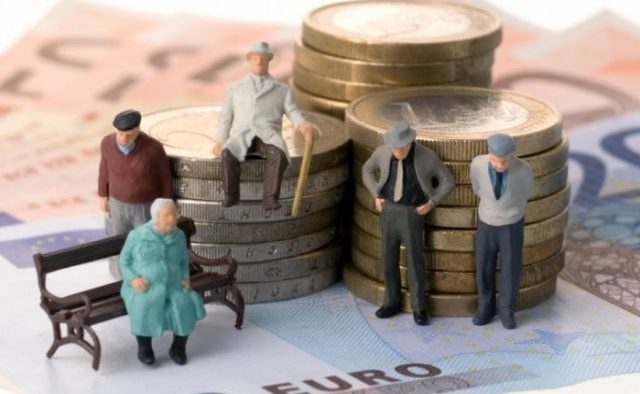 Государство не поможет: украинцев предупредили о серьезной проблеме с пенсиями