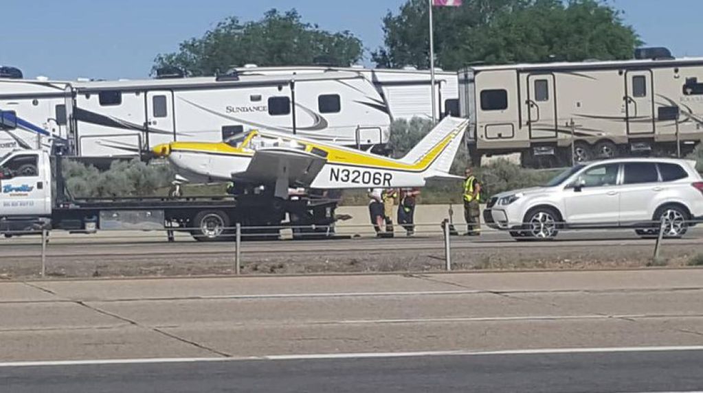 Самолет "припарковался" прямо на автостраду. ВИДЕО