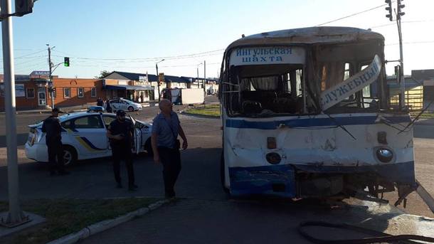 ДТП под Кропивницким: автобус с шахтерами столкнулся с рефрежиратором 
