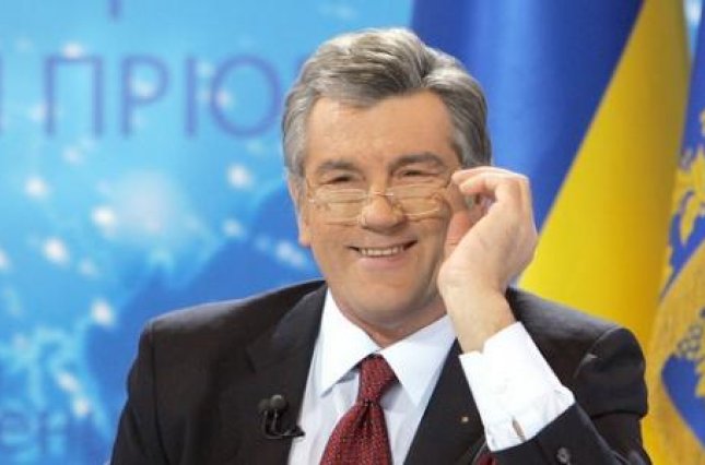 Ющенко взяли на работу в киевский банк