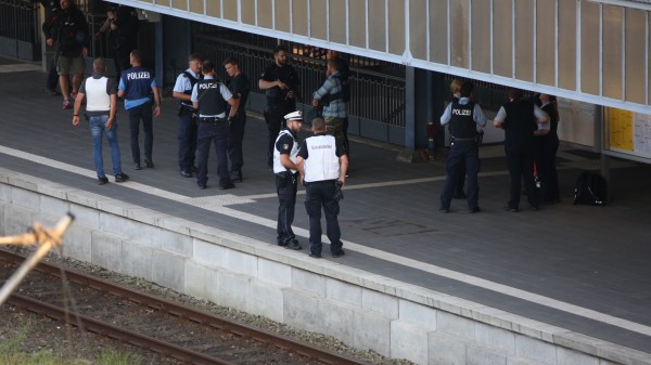 В Германии мужчина пытался зарезать полицейского в поезде, есть раненые
