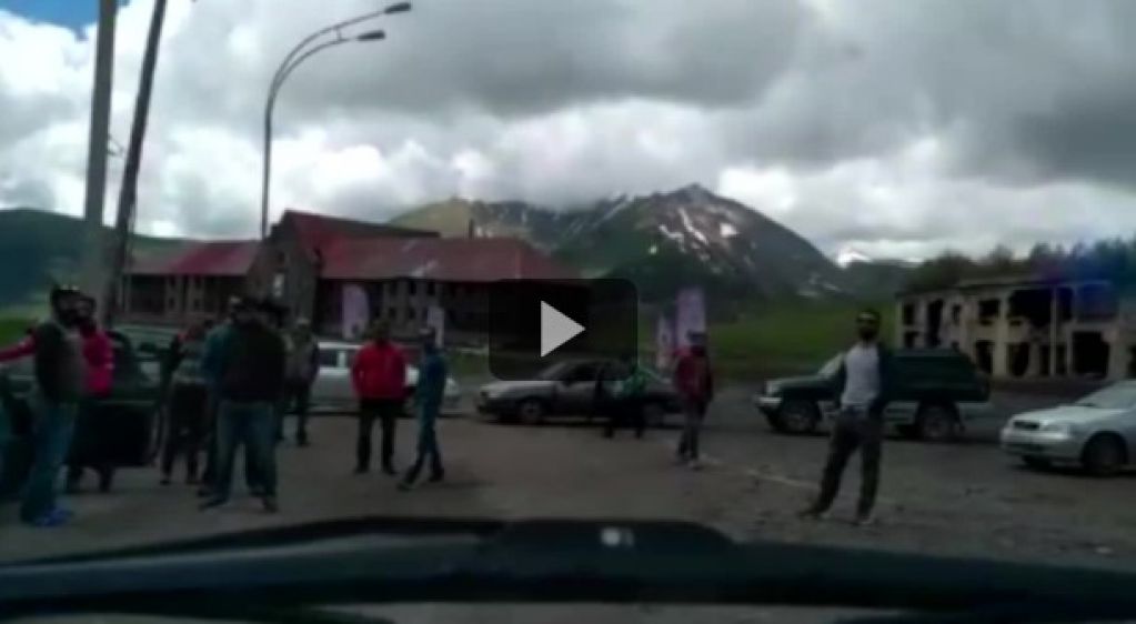 Тридцать против одного. В Грузии избили российского парапланериста. ВИДЕО