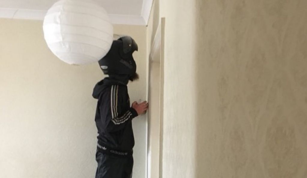 Студентка заказала еду, чтобы курьер помог прогнать паука, но стало еще страшнее