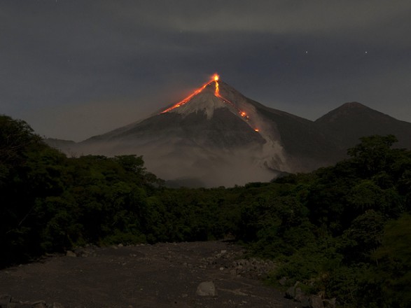 В Гватемале из-за извержения вулкана пострадали 27 детей