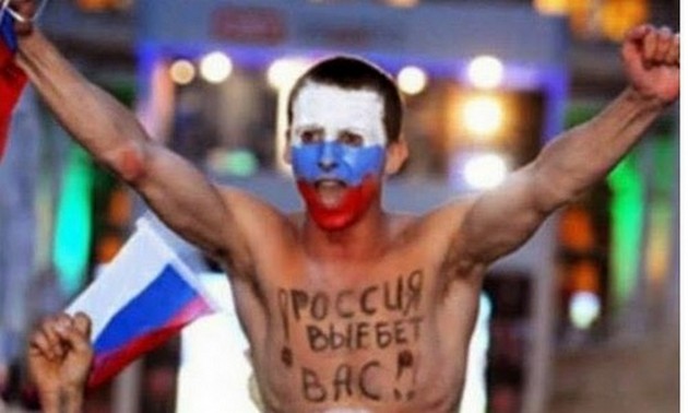 С балалайкой и в кокошнике: в сети публикуют безумные кадры болельщиков в России