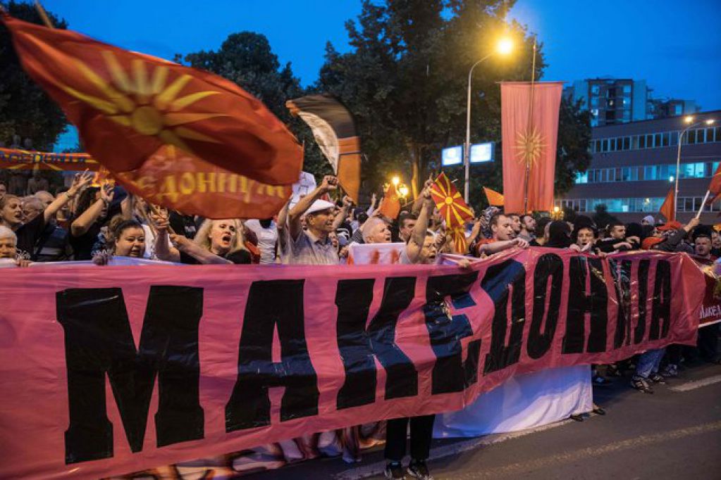 С пиротехникой и плакатами: в Македонии опять бунтуют