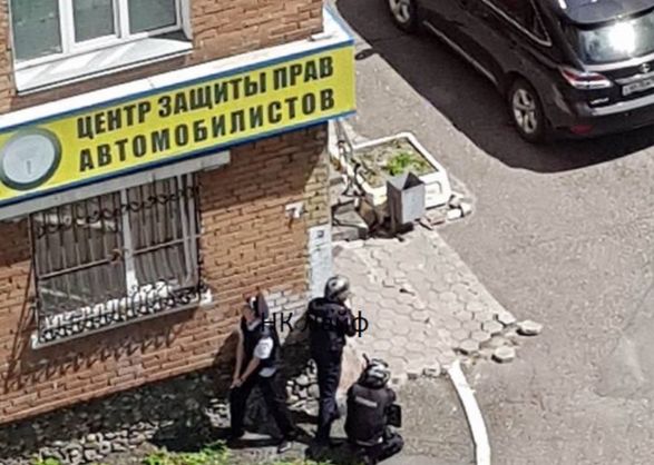 В российском Новокузнецке мужчина устроил самосуд с заложниками: погибла женщина