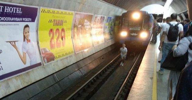 Прыгнули под поезд: дети переполошили киевское метро. ФОТО