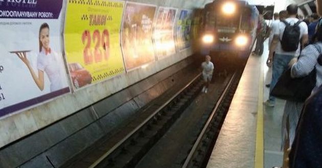 В Киеве подростки легли под поезд метро. ВИДЕО