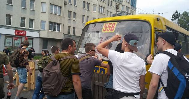 С14 заблокировала дороги на Лукьяновке и выдвинула требование. ФОТО