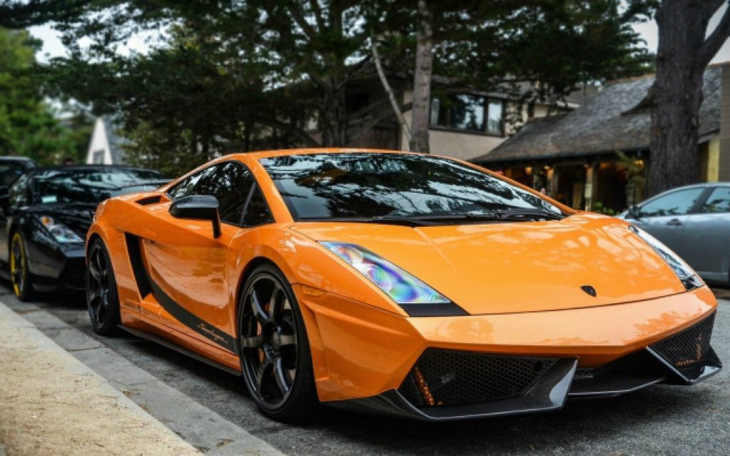 Ловкий полицейский на велосипеде догнал и оштрафовал водителя Lamborghini. ВИДЕО