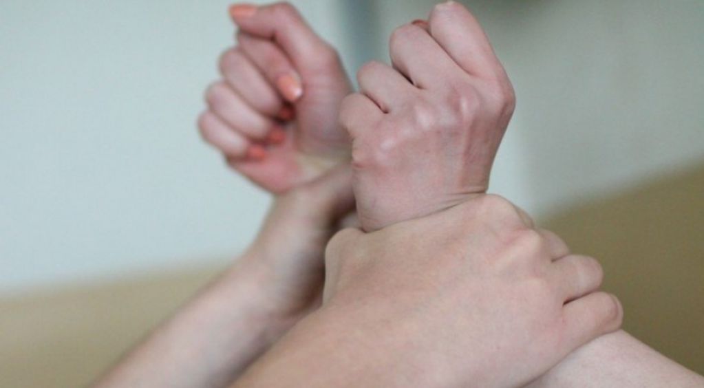 Житель Петербурга в маске изнасиловал незнакомку в лифте и снял все на видео
