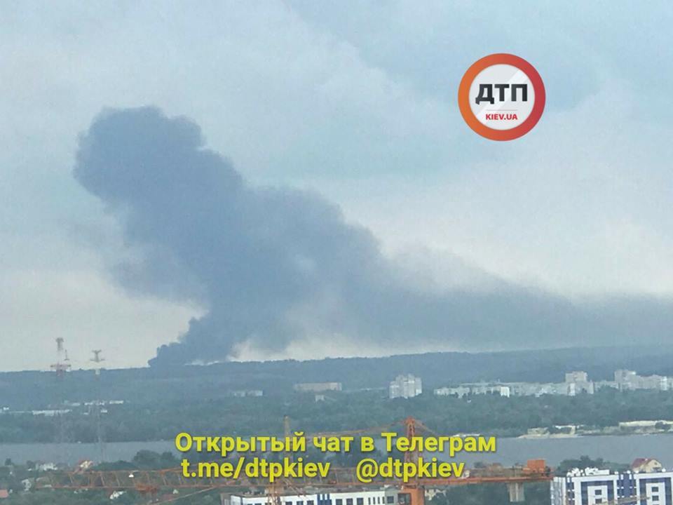 Под Киевом загорелась двухэтажка: столб дыма виден за несколько километров. ФОТО