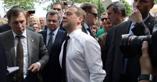 Денег нет, но вы там держитесь: героиня ролика с Медведевым улучшений дождалась? ВИДЕО