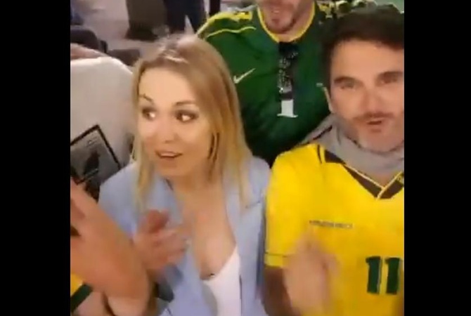Бразильцы заставили россиянку петь непристойные песни, смысла которых она не понимала. ВИДЕО