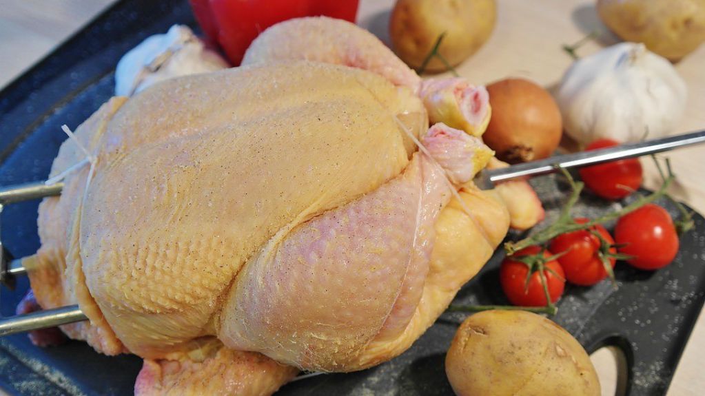 В России продавщицу супермаркета жестоко избили курицей из-за курицы