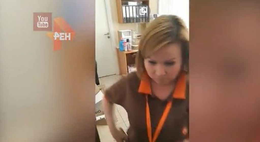 Мужчину избили батоном за просьбу выдать жалобную книгу. ВИДЕО