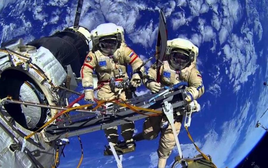 На МКС засняли летящий по орбите "телевизор": удивительное видео