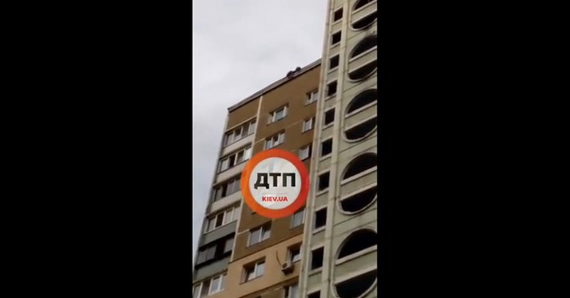 В Киеве парень с девушкой взобрались на многоэтажку и хотели прыгнуть. ВИДЕО