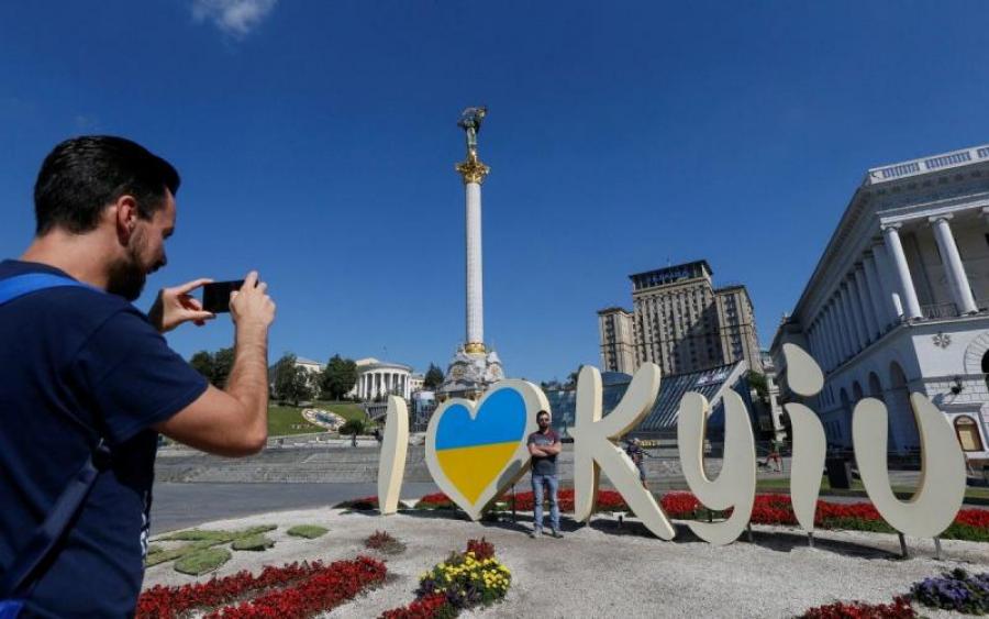 Ангелы спускаются: сеть гудит из-за загадочной фигуры в небе над Киевом