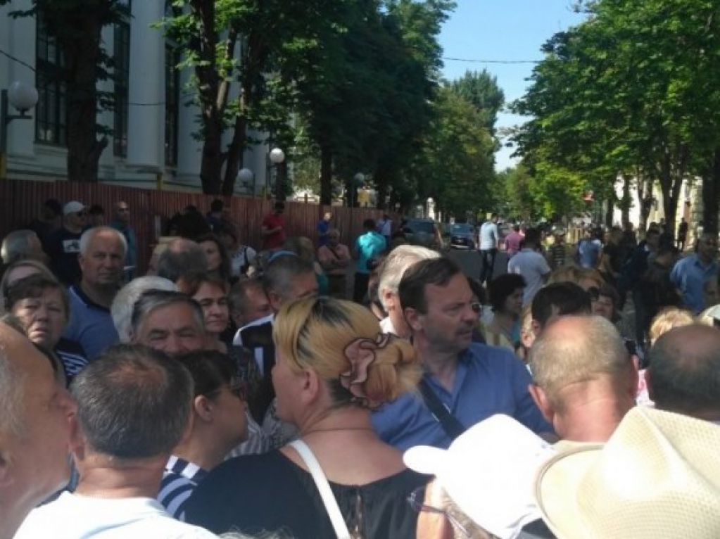 В Молдове прошла акция протеста: митингующие пытались прорваться в здание мэрии Кишинева
