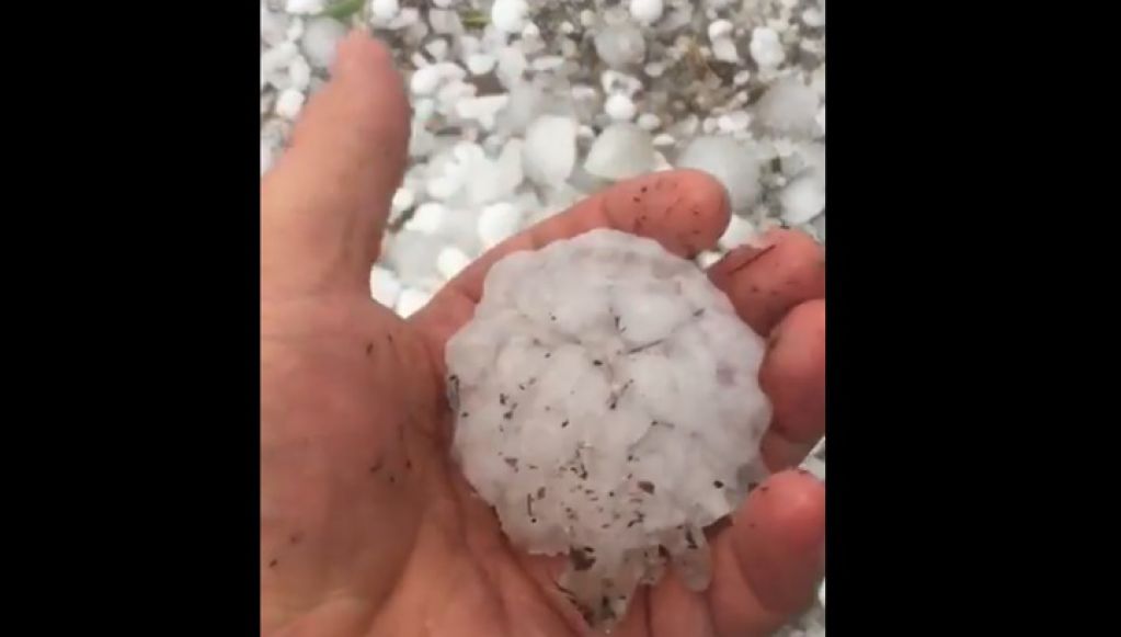 Град размером с кулак обрушился на машины и дома в Краснодарском крае. ВИДЕО