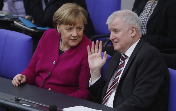 Меркель уговорила главу МВД Германии не подавать в отставку 
