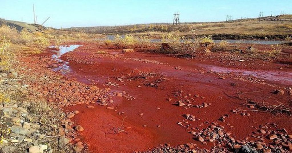 Это фильм ужасов: Россию залил кровавый дождь, пугающие кадры. ФОТО, ВИДЕО