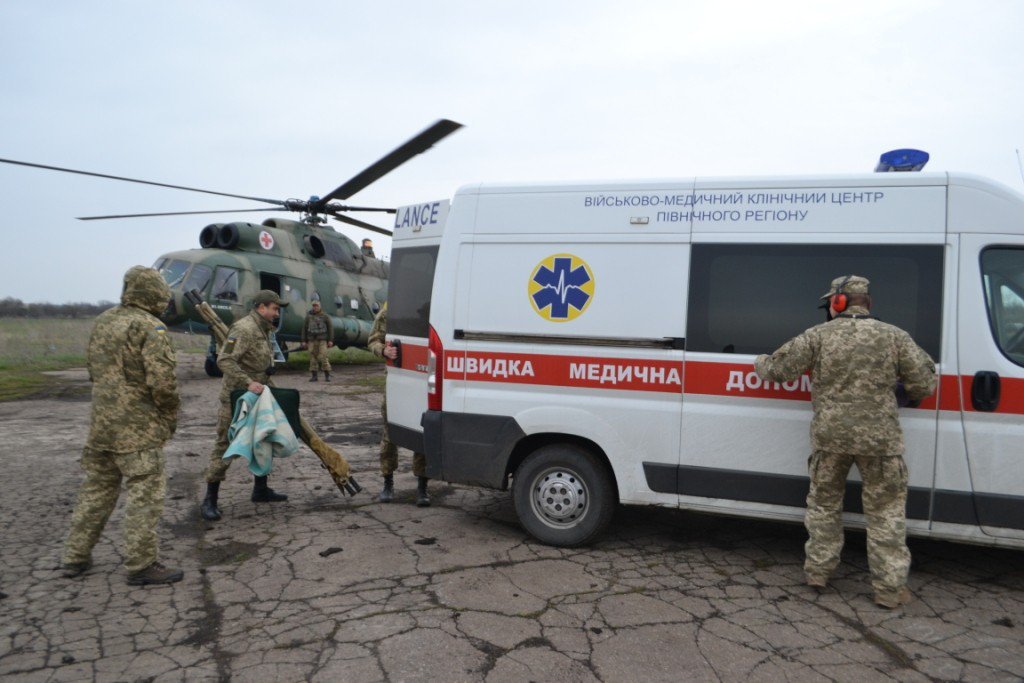 Вертолетом в больницу Днепра доставили тяжелораненного военного ВСУ