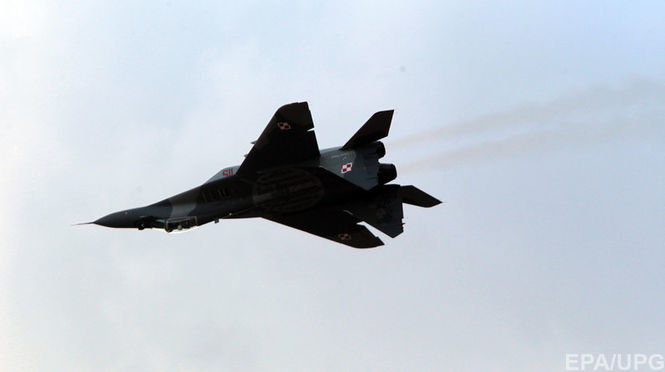 В Польше около населенного пункта разбился боевой истребитель, пилот погиб 