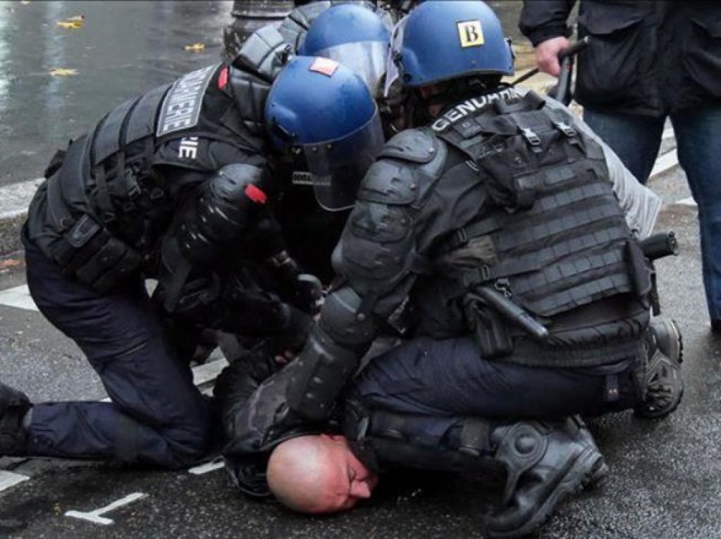 Акции протеста во Франции: люди выступают против полицейского насилия