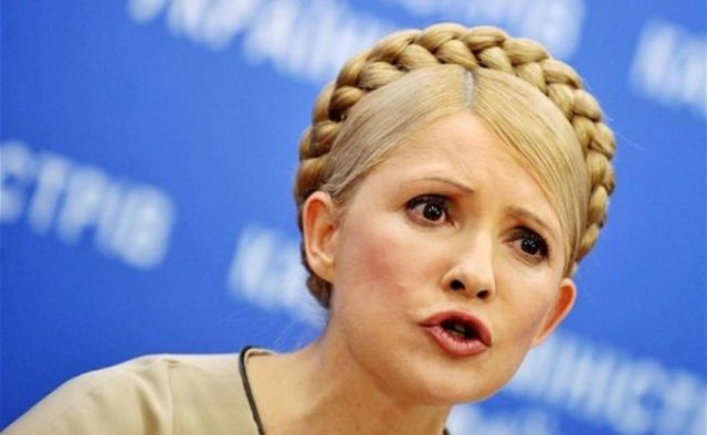 Конспірація провалилася: Тимошенко у білому вивели під руку з літака