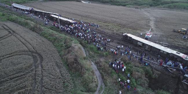 В Турции сошел с рельсов пассажирский поезд: погибли более 23 человек