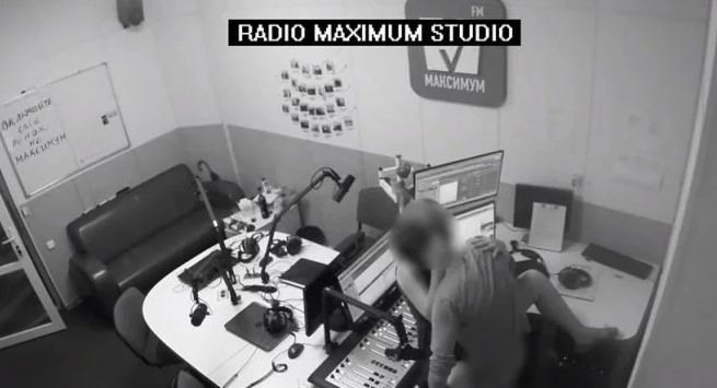 Інтим у студії Радіо МАКСИМУМ: продюсер радіостанції пояснив скандальне відео