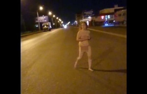 Обнаженная россиянка шокировала водителей своим поведением. ВИДЕО