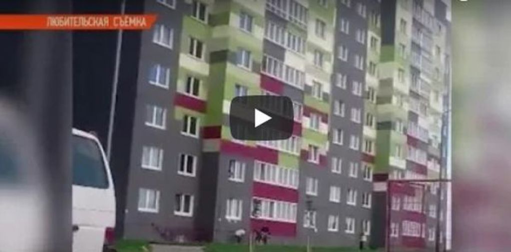 Прохожие пледом поймали ребенка, сорвавшегося с седьмого этажа. ВИДЕО