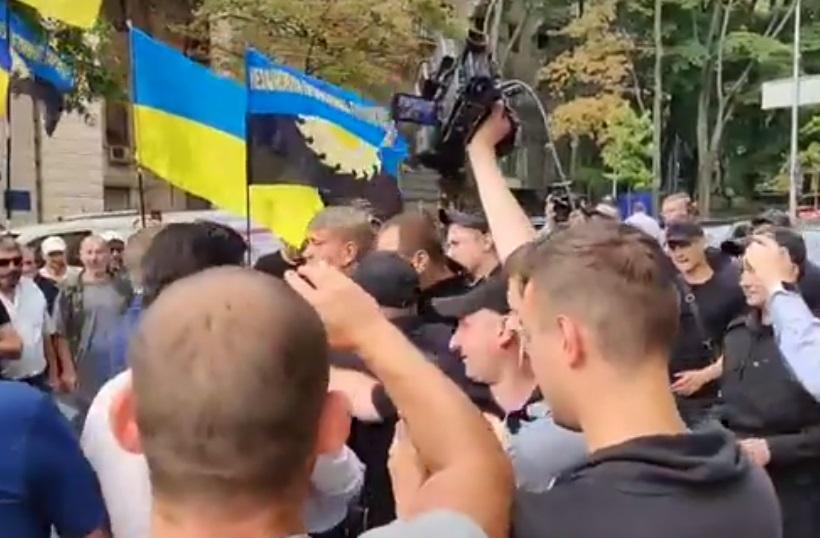 Драка на высшем уровне: в Киеве схлестнулись нардеп, министр и «главный горняк». ВИДЕО