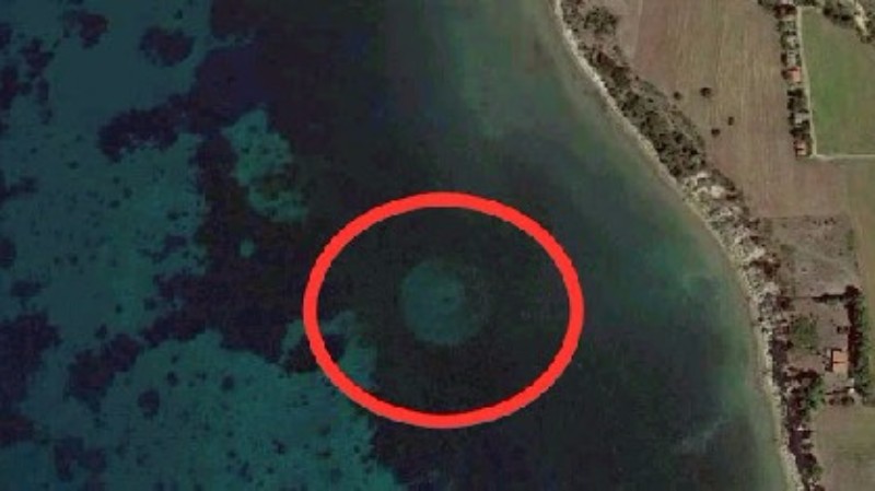 На дне греческого залива обнаружен странный объект