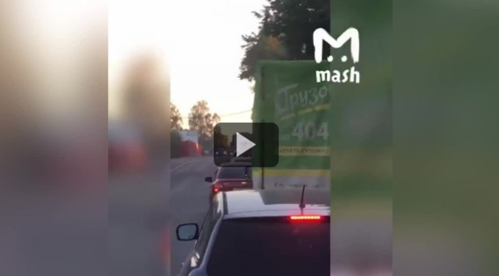 Под Петербургом пара стоя занялась интимом в автомобильной пробке. ВИДЕО