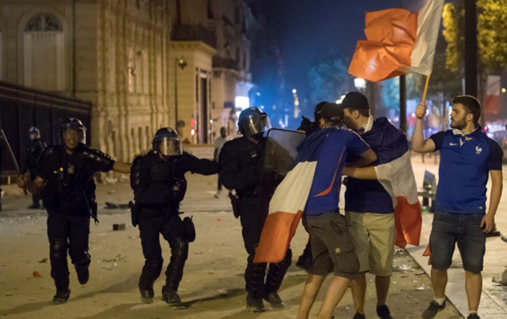 Города Франции захлестнули беспорядки