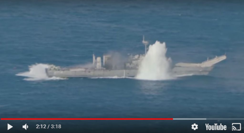 На Гавайях разбомбили и торпедировали десантный корабль. ВИДЕО