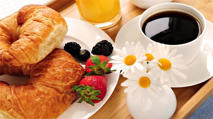 Идеальный завтрак: израильский диетолог рассказал, сколько калорий нужно съедать по утрам
