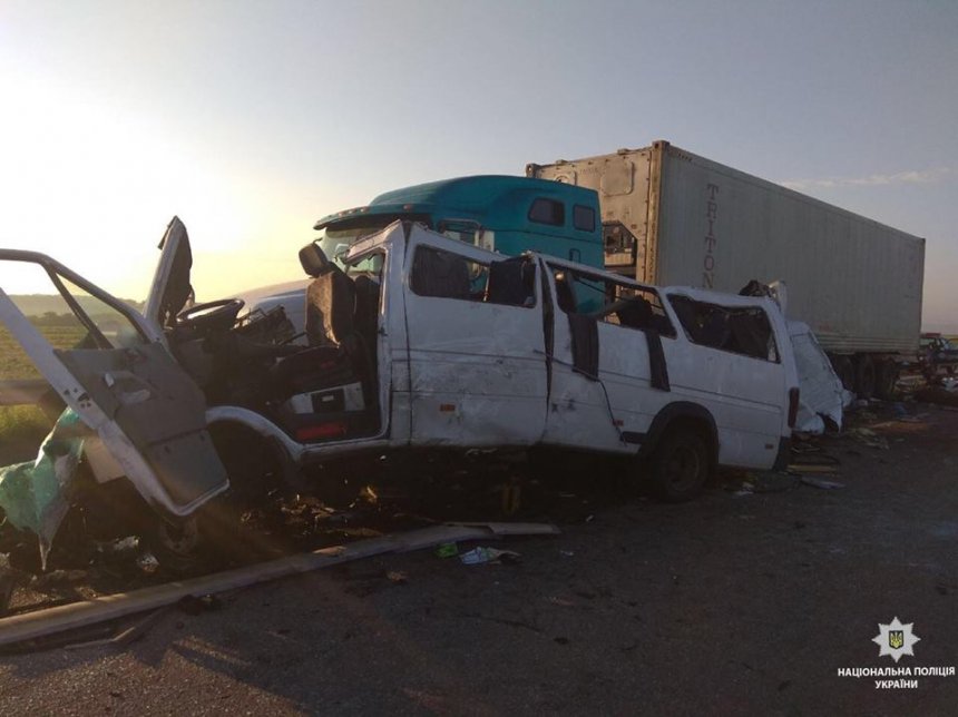 На Николаевщине микроавтобус столкнулся с грузовиком: погибли 5 человек, 12 пострадали