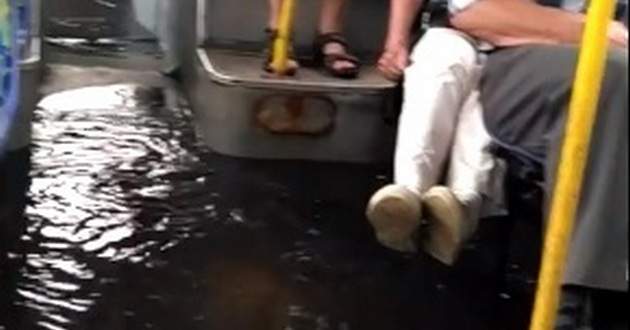 Настоящая амфибия: появилось ВИДЕО плавающего в ливень автобуса в Киеве