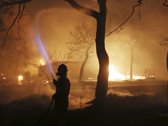 Греция в огне: лесные пожары подошли вплотную к Афинам, пострадали более 20 человек