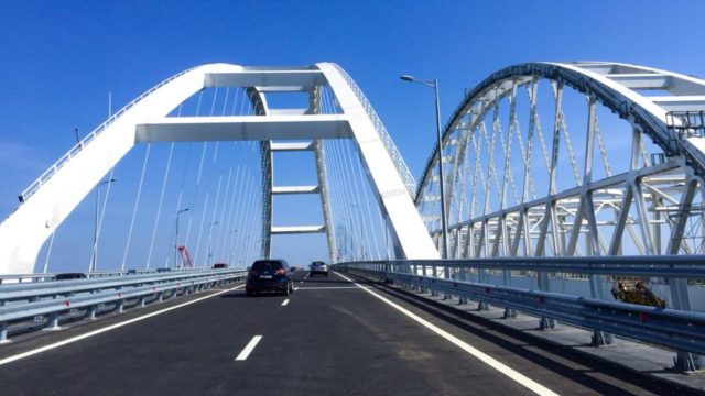 Над Крымским мостом пронесся смерч, видео сокрушительной стихии