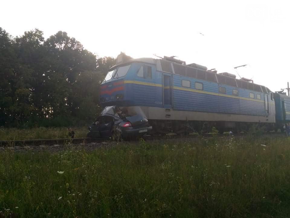 На Киевщине поезд протащил по рельсам легковушку: погибли два человека