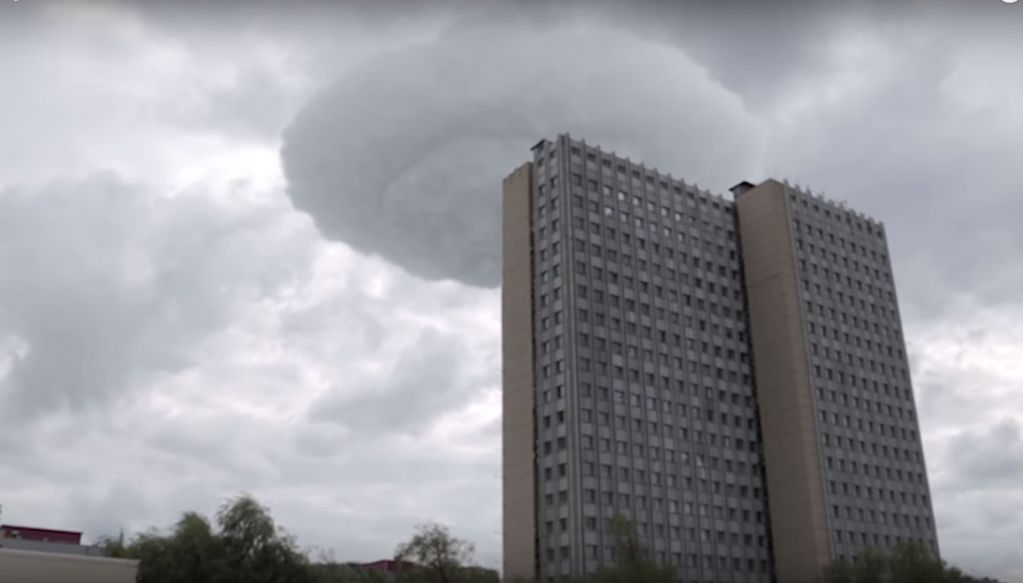 В небе над Москвой завис гигантский НЛО. ВИДЕО